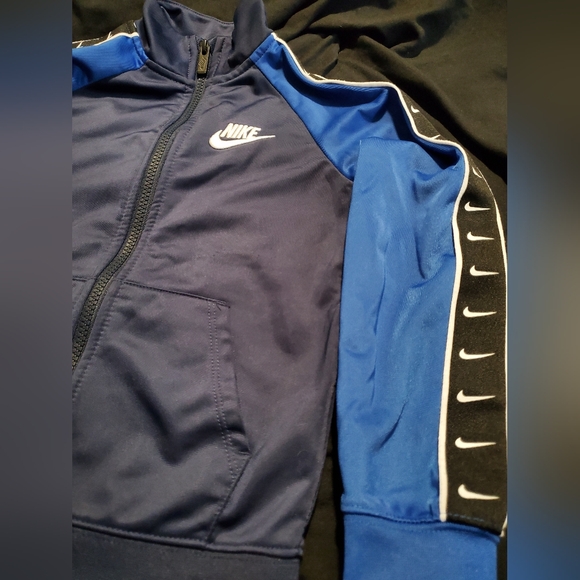 Toddlers Nike Jacket (size Medium 5/6) - Picture 2 of 5